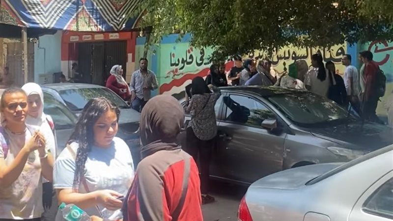 توافد الطلاب على لجان الامتحانات