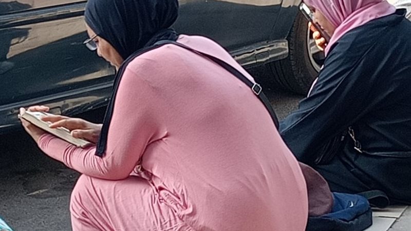والدة تقرأ القرآن من أمام لجان امتحانات الثانوية العامة