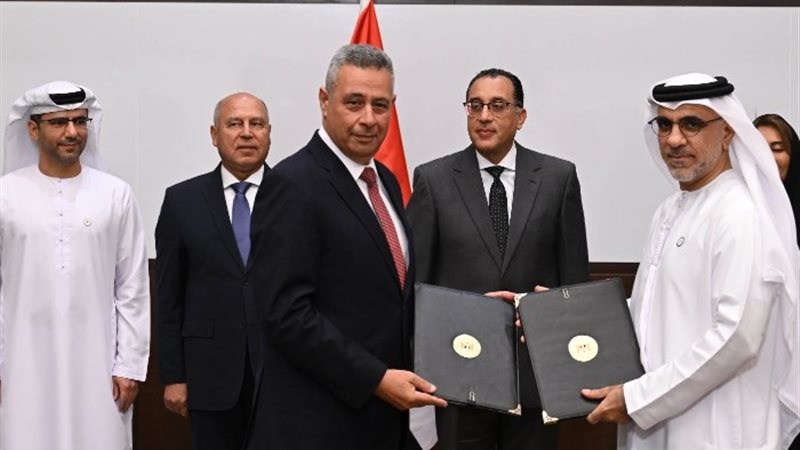 خلال توقيع العقود