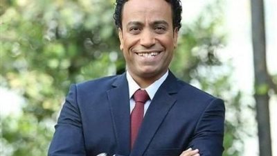 سامح حسين يروج لمسرحيته الجديدة «عامل قلق»