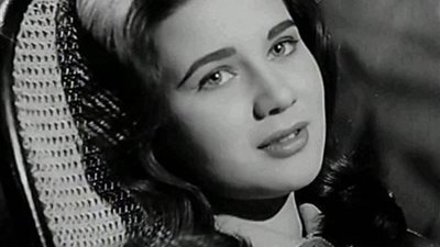 ذكرى ميلاد قطة السينما المصرية.. حكاية «دبلة» صنعها العندليب من خصلة شعرها
