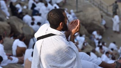 بث مباشر، توافد حجاج بيت الله على جبل عرفات لأداء ركن الحج الأعظم