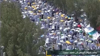 ضيوف الرحمن يتوافدون إلى صعيد عرفات لأداء ركن الحج الأعظم