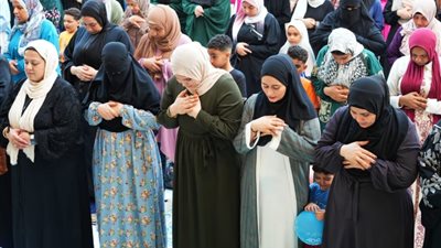 آلاف المواطنين يؤدون صلاة عيد الأضحى بمسجد عمرو بن العاص