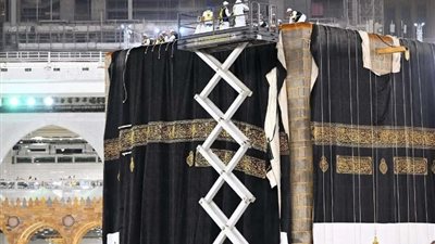 120 كيلو ذهب، أين تذهب كسوة الكعبة القديمة بعد تغييرها؟