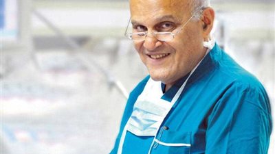 «شيء في منتهى الجمال»، مجدي يعقوب يتغنى بمشروع التأمين الصحي الشامل
