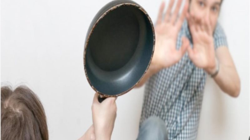 عنف الزوجات ضد ازواجهن
