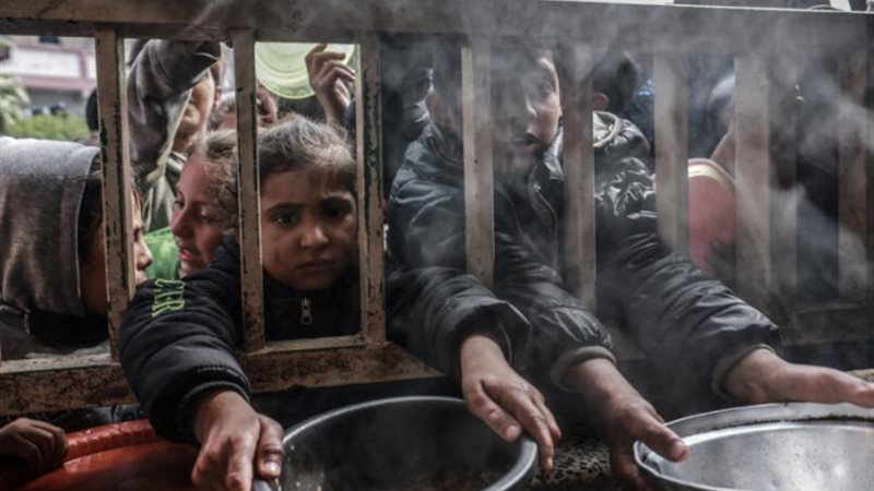 أطفال غزة يتاهفتون على الطعام- أرشيفية