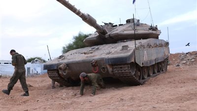 دبابات إسرائيلية تتوغل في رفح الفلسطينية وتجبر السكان على النزوح