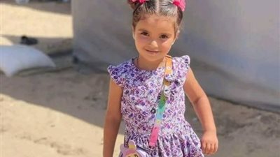 من أمام خيمتها وتحمل الأمل، جمال طفلة فلسطينية بفستان العيد يغزو السوشيال
