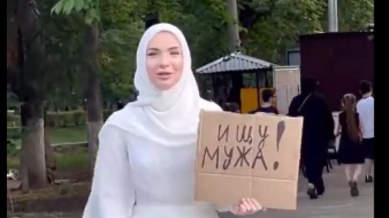 عروس روسية تجوب الشوارع بحثا عن عريس