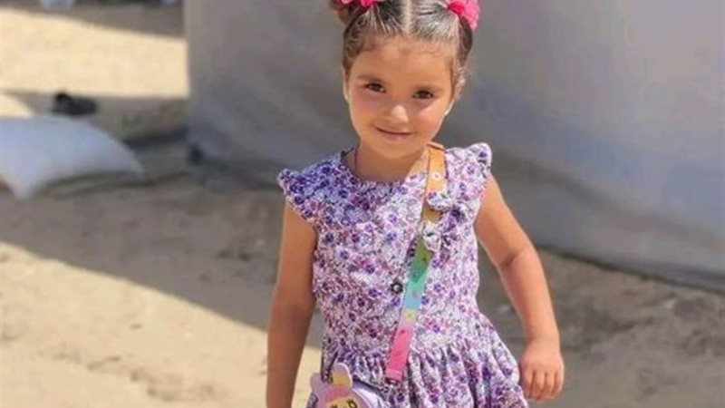 طفلة فلسطينية بفستان العيد