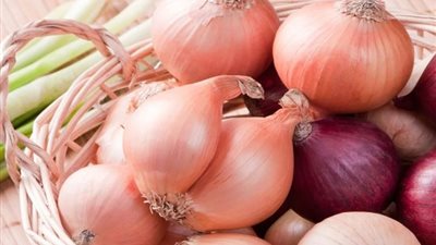 بـ 10 جنيهات، شعبة الخضار تكشف سبب تراجع سعر البصل بالأسواق