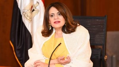وزيرة الهجرة تهاجم مكتب سفريات: «نصابين وأرجوكم كفاية الانصياع لهم»