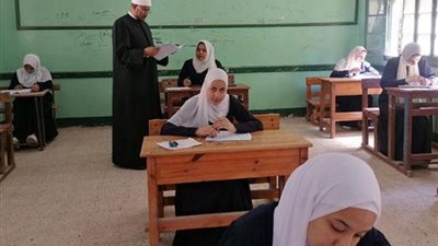 طلاب القسم الأدبي للثانوية الأزهرية يؤدون امتحان الفلسفة والمنطق