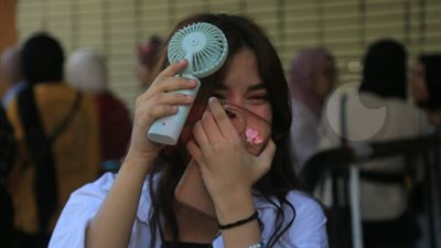 «الحر يعمل أكتر من كدا».. المراوح المحمولة تجتاح لجان امتحانات الثانوية العامة
