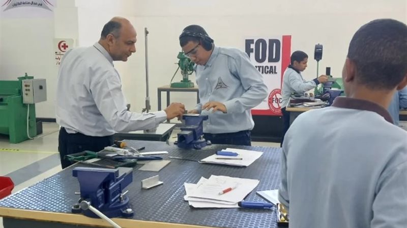 الطلاب أثناء التدريب بالمدرسة