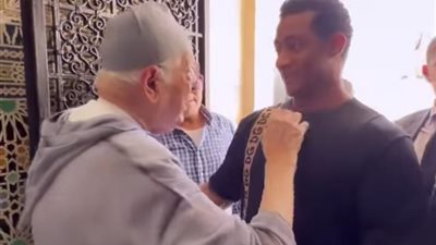 محمد رمضان يزور ضريح الملك الحسن الثاني في المغرب