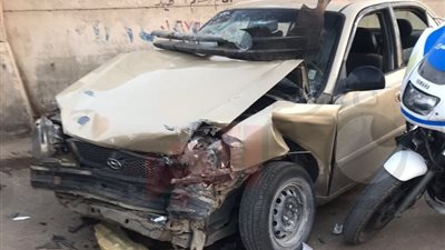سيارة طائشة تطيح بـ 4 أشخاص أعلى دائري المريوطية (صور وفيديو)