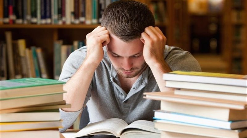 دعاء طالب الثانوية العامة_ أرشيفية