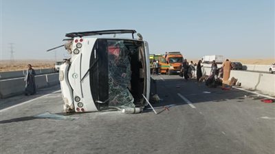 إصابة عدة أشخاص جراء سقوط أتوبيس من أعلى كوبري بالتجمع الخامس