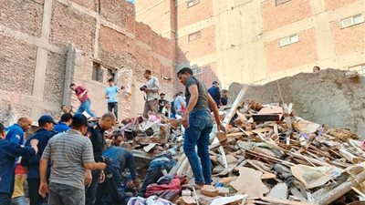 إنقاذ 5 أشخاص وانتشال 3 جثث من المنزل المنهار بشرق أسيوط (صور)