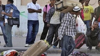 السجن والترحيل في انتظار الأجانب المخالفين بعد مناشدة «الداخلية»