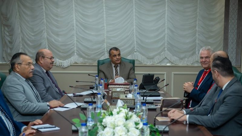 وزير الانتاج الحربي خلال الاجتماع