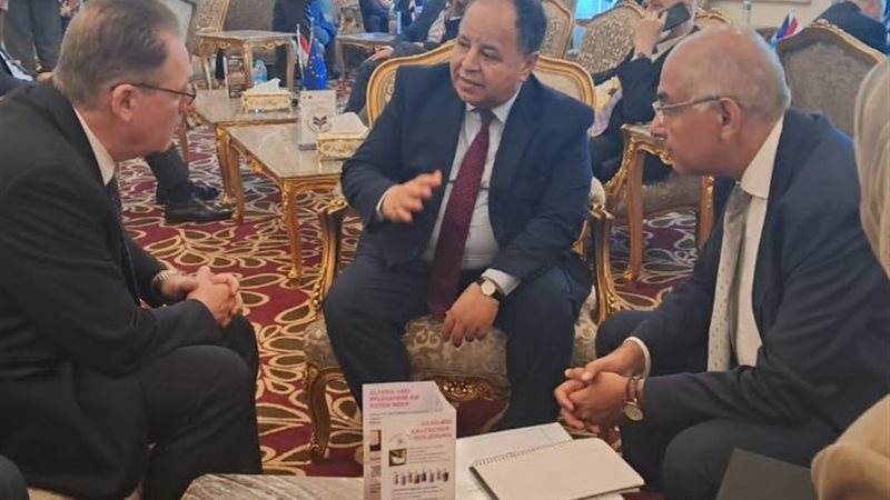 وزير المالية ومسؤول الأمم المتحدة