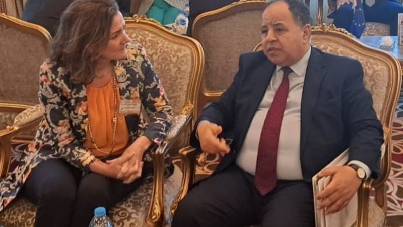 وزير المالية ومسؤولة وزارة التجارة الهولندية