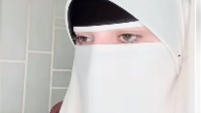 فتاة منتقبة تشجع الرجال على التعدد: تزوج باثنتين ولا تبالي (فيديو)