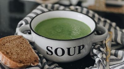 أطباق باردة لذيذة، اعرف طريقة عمل شوربة الخيار لصيف منعش