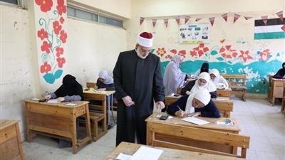 اليوم، طلاب القسم الأدبي بالثانوية الأزهرية يؤدون امتحان مادة «التوحيد»