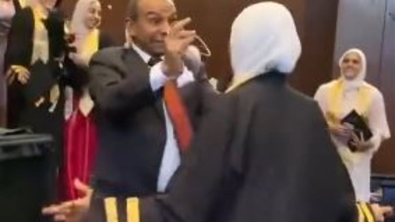 أستاذ جامعي يثير الجدل في حفل تخرج بوصلة رقص