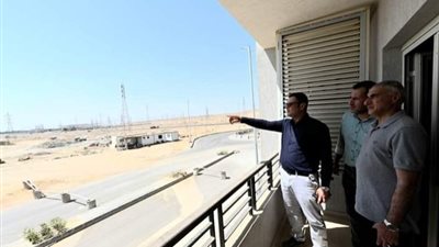 أول زيارة ميدانية بعد توليه الإسكان، الشربيني يتفقد وحدات سكن لكل المصريين