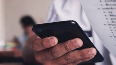 «التعليم» تكشف حقيقة إجراء بث مباشر لطالب من لجنة امتحان الثانوية العامة