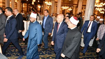 احتفالا برأس السنة الهجرية، وزير الأوقاف يزور ضريح السيدة زينب
