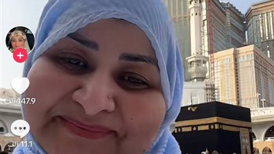 سيدة سعودية تؤدي مناسك العمرة لأحمد رفعت وتوجه رسالة لوالدته «فيديو»