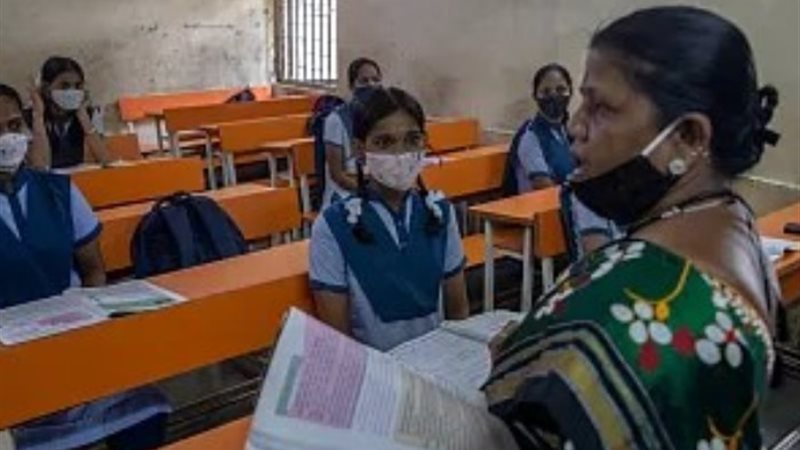 مدرسة في الهند، الجمهور الإخباري